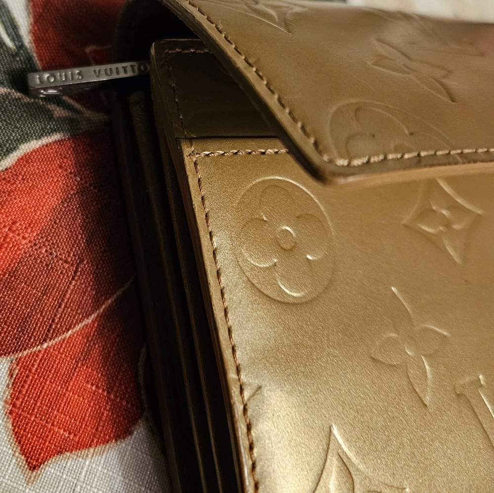 Louis Vuitton Matte Gold Embossed Vernis Women's Sarah Wallet - Picture 6 of 8